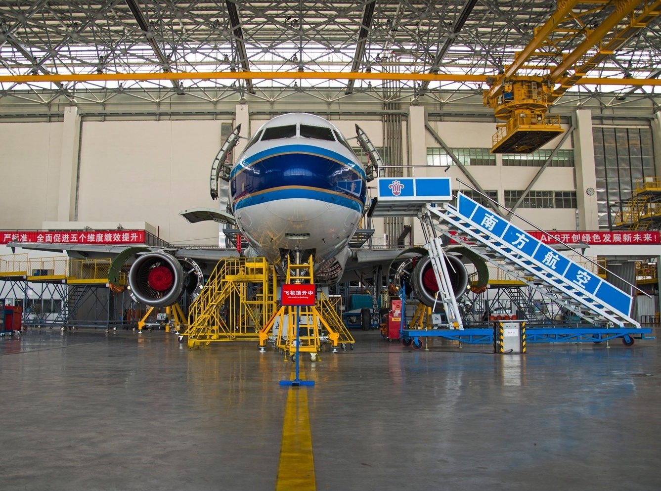 5、飛機(jī)檢修美容起重機(jī).jpg